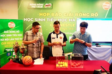 Ban tổ chức bốc thăm chia bảng đấu. (Ảnh: BTC)
