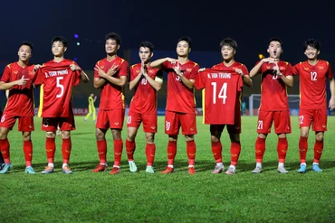 Các cầu thủ U19 Việt Nam tôn vinh các đồng đội vắng mặt ở trận chung kết như Văn Trường, Tuấn Phong. (Ảnh: VFF)
