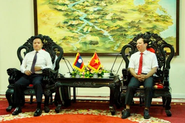 Bí thư Tỉnh ủy, Tỉnh trưởng tỉnh Savanakhet trao đổi với Bí thư Tỉnh ủy, Chủ tịch Hội đồng nhân dân tỉnh Thừa Thiên Huế Lê Trường Lưu.