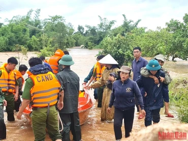 Đoàn Kinh tế-quốc phòng 737 phối hợp với các đồn biên phòng, chính quyền địa phương và các lực lượng hỗ trợ di dời nhân dân trên địa bàn xã Ia Lốp đến nơi an toàn.