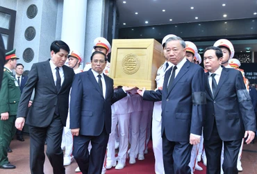 Các đồng chí lãnh đạo Đảng, Nhà nước chuyển linh cữu Tổng Bí thư Nguyễn Phú Trọng.