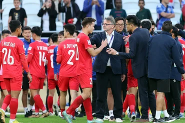 Huấn luyện viên Philippe Troussier động viên các cầu thủ sau trận đấu. (Ảnh: VFF)