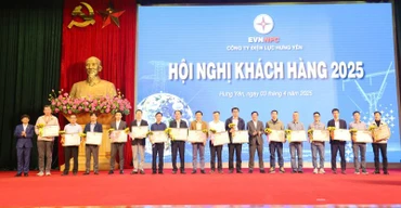Công ty Điện lực Hưng Yên đã trao giấy khen của Tổng Công ty Điện lực miền Bắc tới 16 khách hàng tiêu biểu trong công tác điều chỉnh phụ tải. 
