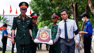 Ngay sau lễ truy điệu, các đại biểu và Đội tiêu binh đã thực hiện nghi thức đưa 22 hài cốt liệt sĩ về nơi an táng.
