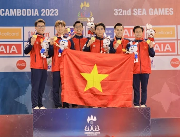 Đội tuyển Thể dục dụng cụ Việt Nam giành Huy chương Vàng SEA Games 32 đầu tiên. (Ảnh: NGỌC DIỆP)
