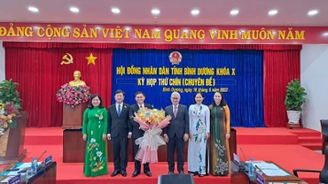 Lãnh đạo tỉnh Bình Dương trao tặng hoa và chúc mừng tân Chủ tịch Hội đồng nhân dân tỉnh Bình Dương.