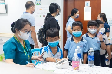 Thăm khám và điều trị cho 1.200 trẻ em có hoàn cảnh khó khăn