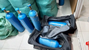 Những bình khí cười được phát hiện.