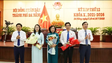 Lãnh đạo thành phố Đà Nẵng tặng hoa chúc mừng bà Ngô Thị Kim Yến (giữa), ông Trần Chí Cường và bà Trần Thị Kim Oanh.