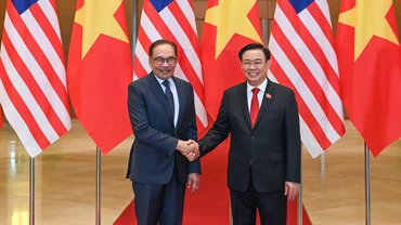 Chủ tịch Quốc hội Vương Đình Huệ và Thủ tướng Malaysia Anwar Ibrahim tại buổi tiếp. (Ảnh: DUY LINH)