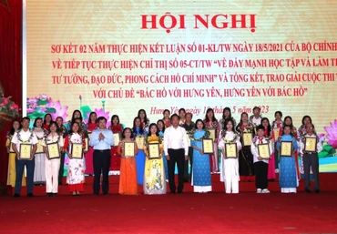 Thường trực Tỉnh ủy Hưng Yên trao giải cho các tác giả, nhóm tác giải đoạt giải trong cuộc thi viết với chủ đề “Bác Hồ với Hưng Yên, Hưng Yên với Bác Hồ”.