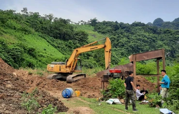 Lực lượng chức năng đã lập biên bản tạm giữ máy xúc và các vật chứng khác phục vụ công tác điều tra, xử lý.