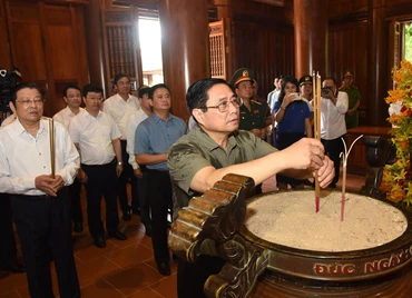 Thủ tướng Phạm Minh Chính dâng hương tại Nhà tưởng niệm Chủ tịch Hồ Chí Minh.