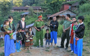 Công an tỉnh Lai Châu tuyên truyền về pháp luật cho đồng bào dân tộc thiểu số tại các xóm bản.
