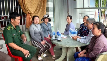 Đại diện lãnh đạo UBND thành phố Phan Thiết và Đồn Biên phòng Thanh Hải, Phan Thiết (Bộ Chỉ huy Bộ đội Biên phòng Bình Thuận) gặp gỡ, động viên, chia sẻ với thân nhân gia đình ngư dân trên tàu cá bị mất liên lạc.