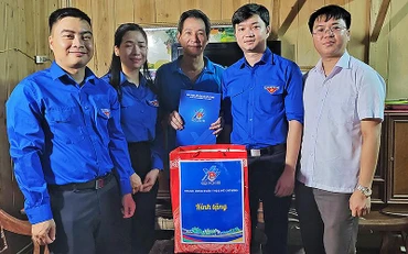 Bí thư Trung ương Đoàn, Chủ tịch Hội Sinh viên Việt Nam Nguyễn Minh Triết (thứ 2 từ phải sang) cùng đại diện các đơn vị liên quan thăm hỏi, trao quà tặng ông Ma Phúc Khanh (đứng giữa). 
