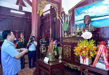 Chủ tịch Quốc hội Vương Đình Huệ dâng hương tưởng niệm cố Thủ tướng Phạm Văn Đồng. (Ảnh: Đăng Anh)