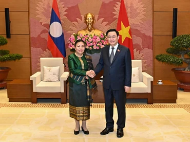 Chủ tịch Quốc hội Vương Đình Huệ vui mừng chào đón đồng chí Sounthon Xayachak, Phó Chủ tịch Quốc hội Lào.