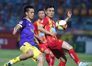 Văn Quyết ghi ấn đậm nét tại trận đấu gặp Thanh Hóa tối 21/5. 