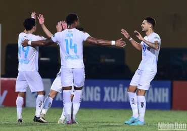 Bộ đôi ngoại binh Hendrio và Rafaelson thi đấu ăn ý khiến hàng thủ Công an Hà Nội phòng ngự vất vả. (Ảnh: TRẦN HẢI)