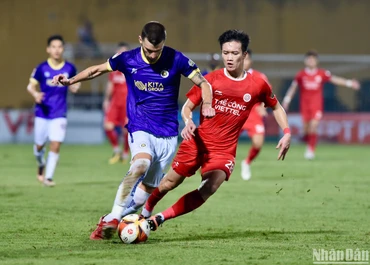 Hoàng Đức tỏa sáng để mở tỷ số cho Thể Công Viettel. (Ảnh: TRẦN HẢI)