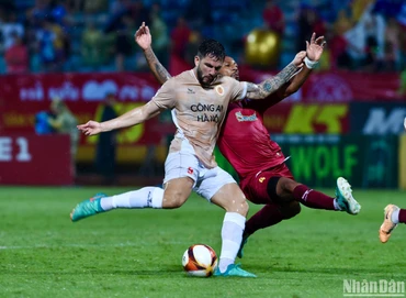 Ngoại binh Jeferson Elias thi đấu bùng nổ với cú hat-trick vào lưới Khánh Hòa. (Ảnh: TRẦN HẢI)