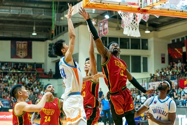 Hanoi Buffaloes có màn lội ngược dòng ngoạn mục trước Đương kim vô địch Saigon Heat.