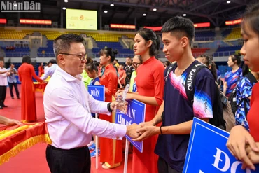 Tổng Biên tập Báo Nhân Dân Lê Quốc Minh, Trưởng Ban chỉ đạo Giải trao tặng kỷ niệm chương cho các đội. (Ảnh: DUY LINH)