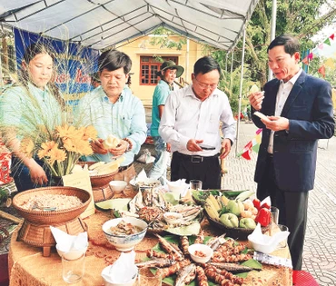 Huyện Ba Tơ giới thiệu nông sản qua các hội chợ, triển lãm để tiếp cận người tiêu dùng.