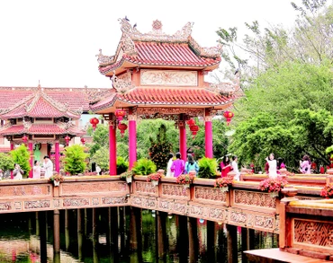 3 - Hồ Phóng Sanh nằm giữa không gian chùa.