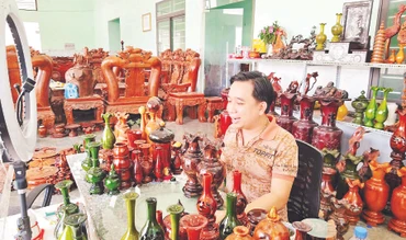 Anh Thắng thường giới thiệu các sản phẩm thủ công mỹ nghệ trên mạng xã hội nhằm tăng tương tác với khách hàng.