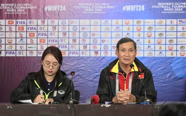 HLV Mai Đức Chung tại buổi họp báo sau trận thắng Nepal 5-1. (Ảnh: VFF)