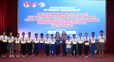 Trao học bổng cho các học sinh dân tộc thiểu số ở Sóc Trăng.