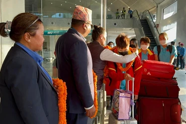 Chủ nhà Nepal tiếp đón đội tuyển nữ Việt Nam tại sân bay. (Ảnh: VFF)