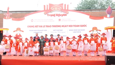 Các bạn Trạng nguyên toàn tài được nguyên Phó Chủ tịch nước Trương Mỹ Hoa và đại diện Ban tổ chức trao giấy khen và phần thưởng. (Ảnh: HUY HOÀNG)