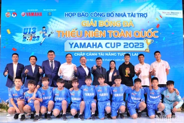 Đại diện ban tổ chức cùng nhà tài trợ chụp ảnh lưu niệm cùng các cầu thủ thiếu niên tại buổi họp báo. 