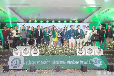 Golfer Andrew Hùng Phạm và golfer Nguyễn Thị Ngọc Dung nhận chiếc cúp vô địch.
