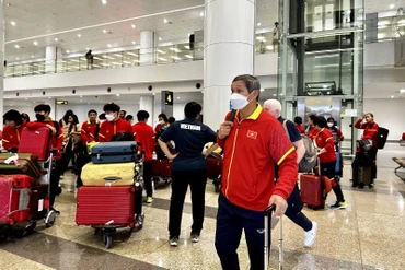 Thầy trò huấn luyện viên Mai Đức Chung tại sân bay Nội Bài sáng 10/4. (Ảnh: VFF)