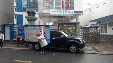 Xe loa cổ động tiêm vaccine phòng Covid-19 của Trung tâm Y tế quận Tân Bình. 