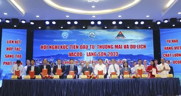 Trong khuôn khổ Hội nghị xúc tiến đầu tư, VACOD và hiệp hội doanh nghiệp 12 địa phương ký kết thỏa thuận hợp tác.