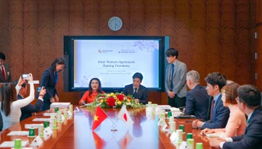 Bà Đặng Thị Kim Oanh - Chủ tịch HĐQT Kim Oanh Group và ông Kenji Inui - Giám đốc Điều hành, Phó Giám đốc Khối Nhà ở, Xây dựng và Bất động sản toàn cầu Tập đoàn Sumitomo Forestry thực hiện nghi thức ký kết hợp tác chiến lược.