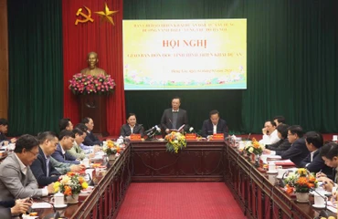 Đồng chí Đinh Tiến Dũng - Ủy viên Bộ Chính trị, Bí thư Thành ủy Hà Nội chủ trì Hội nghị giao ban đôn đốc tình hình triển khai dự án đường Vành đai 4-Vùng Thủ đô Hà Nội. 