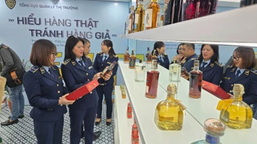 Cán bộ Tổng cục Quản lý thị trường hướng dẫn dấu hiệu nhận diện hàng hóa thật-giả. 