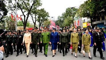 Trong sáng 8/3, lễ khai mạc Lễ hội áo dài kết hợp diễu hành áo dài trên các phố Hà Nội đã tạo điểm nhấn ấn tượng, thu hút sự tham gia đông đảo của cán bộ, chiến sĩ và các lực lượng phối hợp.