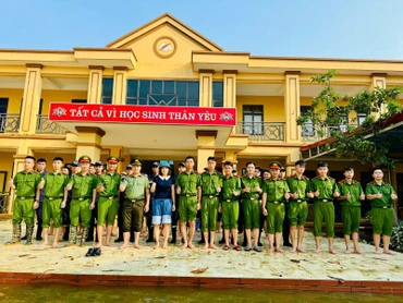 Công an tỉnh Hưng Yên ra quân dọn dẹp, vệ sinh môi trường.