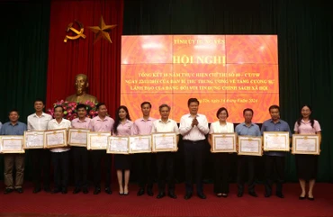Ban Thường vụ Tỉnh ủy Hưng Yên tặng bằng khen cho các tập thể, cá nhân có thành tích xuất sắc trong thực hiện Chỉ thị số 40-CT/TW.