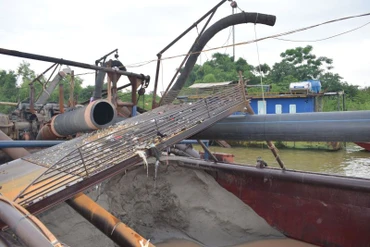 Phương tiện khai thác cát trái phép bị các cơ quan chức năng tạm giữ.