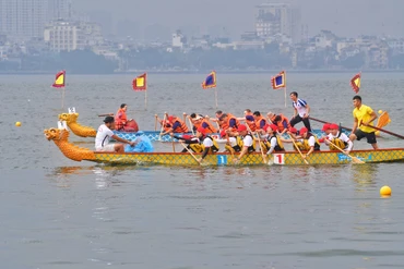 Các vận động viên tranh tài trên hồ Tây trong sáng 9/10.