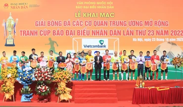 Ban Tổ chức tặng hoa và cờ lưu niệm cho các đội tham dự giải. (Ảnh: BTC)