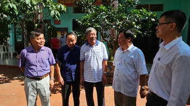 Phó Bí thư thường trực Đảng ủy phường Phú Sơn trao đổi với chi ủy, các đảng viên chi bộ Tổ dân phố Phú Thọ 1.